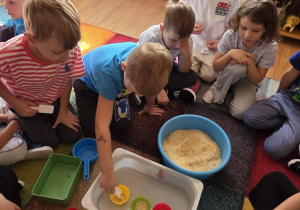 Zabawa matematyczna "Naczynia pełne ryżu" - JEŻYKI