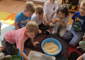 Zabawa matematyczna "Naczynia pełne ryżu" - JEŻYKI
