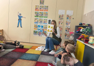 nauczyciel pokazuje znaki