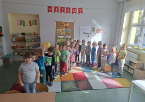 Dzieci podczas zabaw ruchowych.