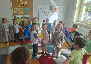 Dzieci tańczą z piłką.