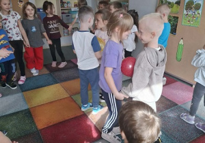 Dzieci podczas zabaw ruchowych.