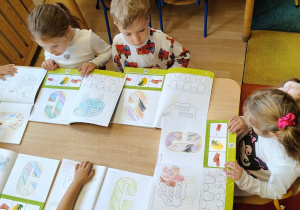 5latki poznają litery.