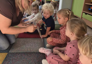 Dzieci biorą udział w zajęciach z panią psycholog.