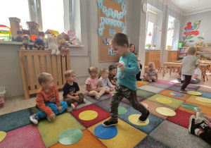 Dzieci biorą udział w zajęciach zorganizowanych z okazji Europejskiego Tygodnia Mobilności.