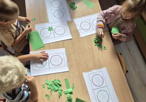 Dzieci biorą udział w zajęciach zorganizowanych z okazji Europejskiego Tygodnia Mobilności.