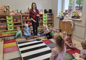Dzieci biorą udział w zajęciach zorganizowanych z okazji Europejskiego Tygodnia Mobilności.