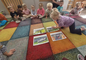 Dzieci biorą udział w zajęciach zorganizowanych z okazji Europejskiego Tygodnia Mobilności.