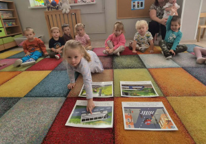 Dzieci biorą udział w zajęciach zorganizowanych z okazji Europejskiego Tygodnia Mobilności.