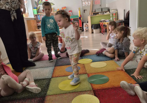 Dzieci biorą udział w zajęciach zorganizowanych z okazji Europejskiego Tygodnia Mobilności.