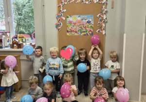 Dzieci biorą udział w zabawach zorganizowanych z okazji Dnia Przedszkolaka.