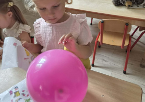 Dzieci biorą udział w zabawach zorganizowanych z okazji Dnia Przedszkolaka.