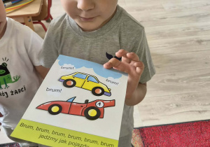 Dzieci biorą udział w zabawach zorganizowanych z okazji Dnia Przedszkolaka.