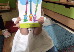 Dzieci biorą udział w zabawach zorganizowanych z okazji Dnia Przedszkolaka.