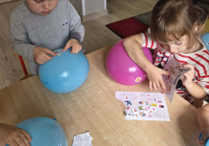 Dzieci biorą udział w zabawach zorganizowanych z okazji Dnia Przedszkolaka.