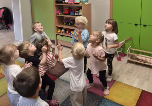 Dzieci biorą udział w zabawach zorganizowanych z okazji Dnia Przedszkolaka.