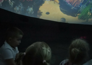 Dzieci biorą udział w seansie w kinie sferycznym.