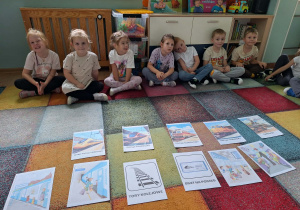 Dzieci oglądające ilustracje