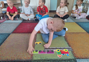 Dziecko liczy pociągi