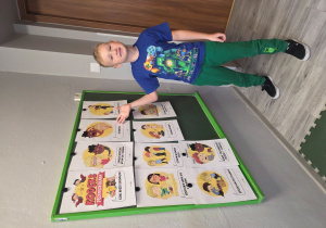 Marcel z wykorzystaniem obrazków opowiada obowiązujące zasady.