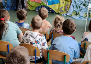 Dzieci oglądają przedstawienie.