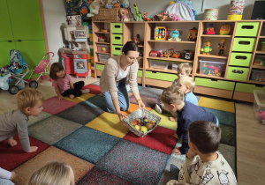 Dzieci biorą udział w zajęciach.