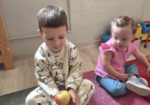 Dzieci biorą udział w zajęciach.