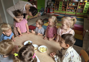 Dzieci biorą udział w zajęciach.