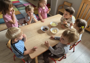 Dzieci biorą udział w zajęciach.