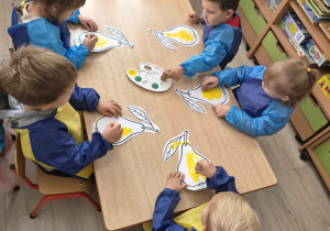 Dzieci biorą udział w zajęciach.