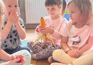Nina trzyma kukurydzę