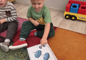 Dzieci biorą udział w zabawach zorganizowanych z okazji Dnia Chłopaka.