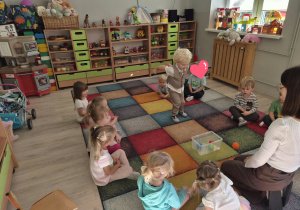 Dzieci biorą udział w zabawach zorganizowanych z okazji Dnia Chłopaka.