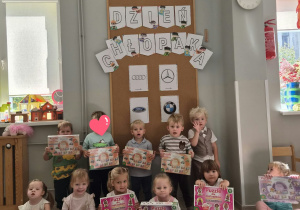 Dzieci biorą udział w zabawach zorganizowanych z okazji Dnia Chłopaka.