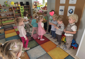 Dzieci biorą udział w zabawach zorganizowanych z okazji Dnia Chłopaka.