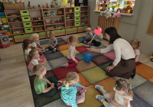 Dzieci biorą udział w zabawach zorganizowanych z okazji Dnia Chłopaka.