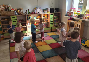Dzieci biorą udział w zajęciach w ramach realizacji Tygodnia Budowania Relacji.