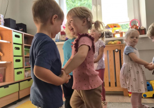 Dzieci biorą udział w zajęciach w ramach realizacji Tygodnia Budowania Relacji.