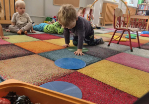 Dzieci biorą udział w zajęciach z tematyki kompleksowej "Linie papilarne liści".