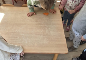 Dzieci biorą udział w zajęciach z tematyki kompleksowej "Linie papilarne liści".