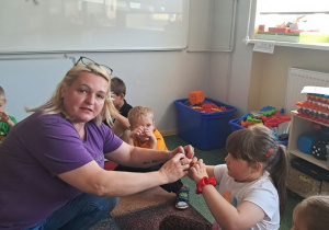 Dzieci przekazują sobie serduszka.