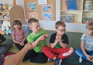 Dzieci podczas warsztatów z panią psycholog.