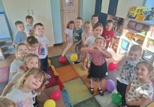 Dzieci biorą udział w zabawie z balonami
