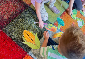 puzzle warzywne Hania składa buraka