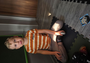 Marcel naśladuje wyraz twarzy widoczny na obrazku.