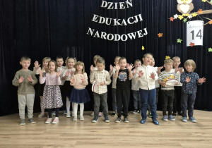 ubrane dzieci z grupy VIII występują na tle dekoracji