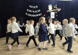 Dzieci z grupy VII tańczą w parach