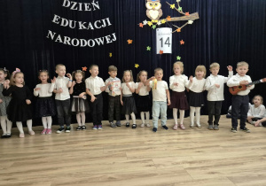 Dzieci z grupy V śpiewają piosenkę