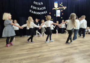Dzieci z grupy III tańczą w kole