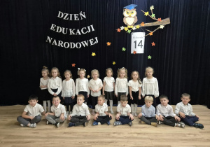 Dzieci pozują na tle dekoracji